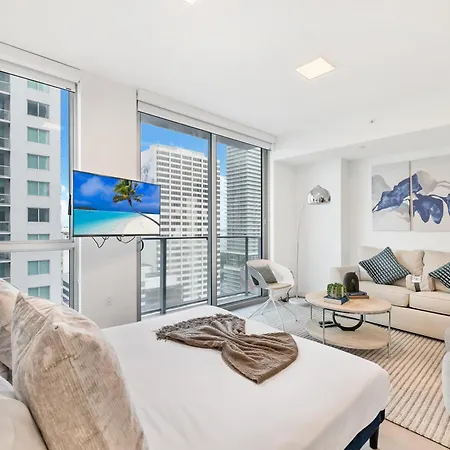 Modern Luxe Studio In Downtown Miami With Rooftop Pool And Gym